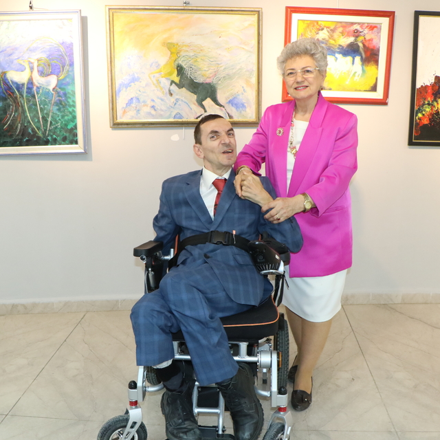 52 yıldır yatalak oğluna bakan emekli öğretmenden 15'inci resim sergisi