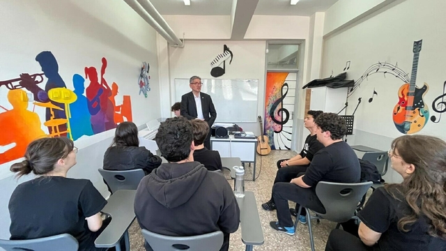 Onur öğretmen engel tanımadı, müzikle ilham oldu
