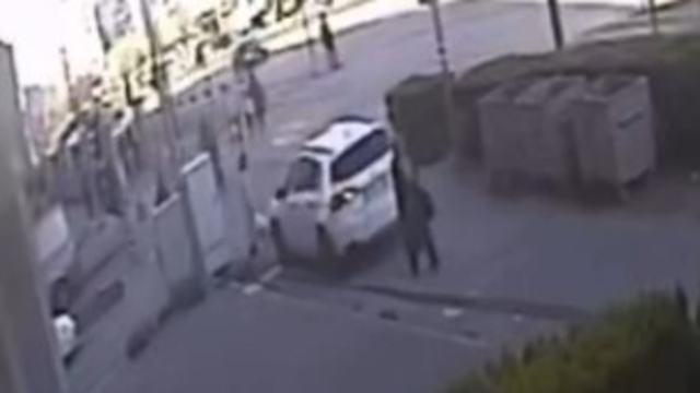 Kaldırımda yürüyen yayanın otomobilin altında kaldığı anın görüntüsü ortaya çıktı