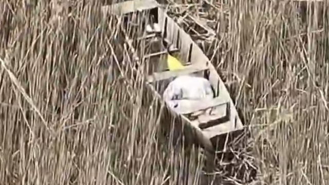 Kaçak avcılara dronlu takip
Kendi yaptıkları sandalla sazlık alana gizlenen kaçak avcılar yakalandı