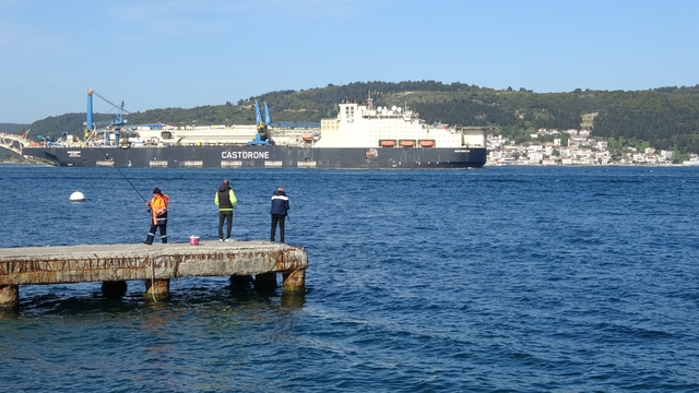 Derin denizlerde boru döşeme gemisi 'Castorone', Çanakkale Boğazı'ndan geçti