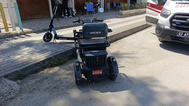 Manevra yaparken devrilen elektrikli bisikletin sürücüsü hafif yaralandı