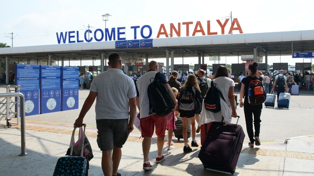 Antalya'da erken rezervasyonlarda iptallere rağmen akış devam ediyor talep umudu sürüyor
Antalya'yı ilk 4 ayda 1 buçuk milyon kişi ziyaret etti
POYD Başkanı Hakan Saatçioğlu: "Orta Doğu'daki savaşın etkisiyle geçen yıla göre yaklaşık yüzde 9'luk bir daralma söz konusu"