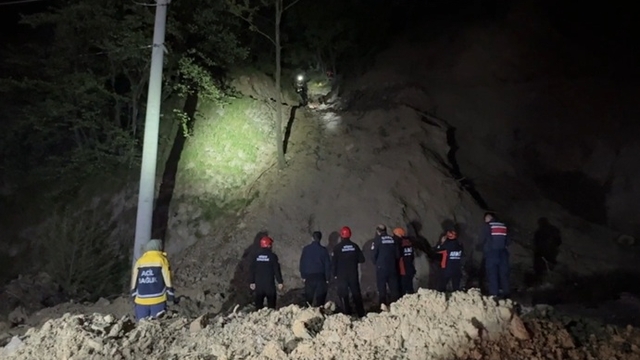 Yamaçtan düşüp mahsur kalan aynı aileden 3 kişi kurtarıldı