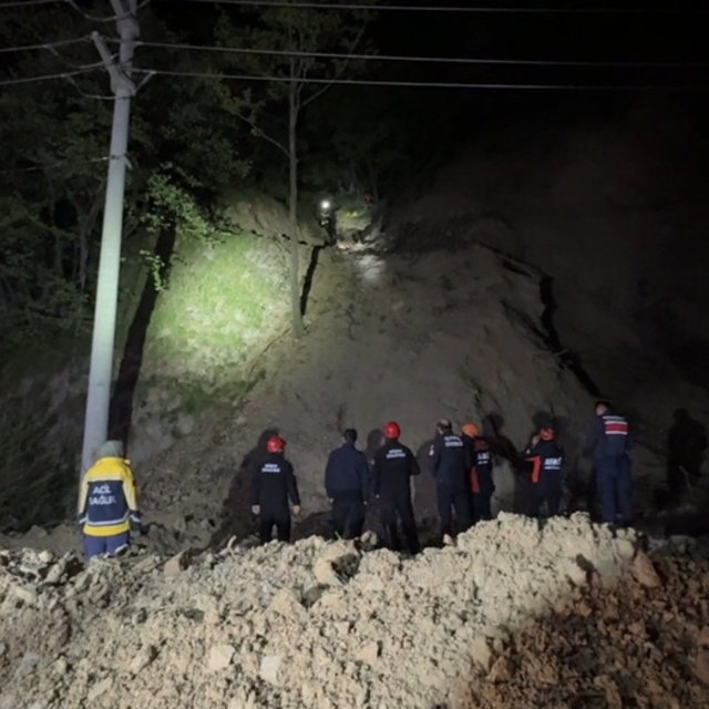 Yamaçtan düşüp mahsur kalan aynı aileden 3 kişi kurtarıldı