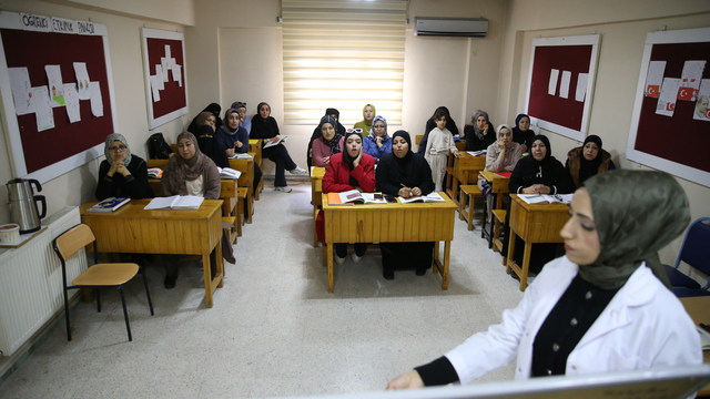 Siirt'in "Faslı gelinleri" Türkçe öğreniyor