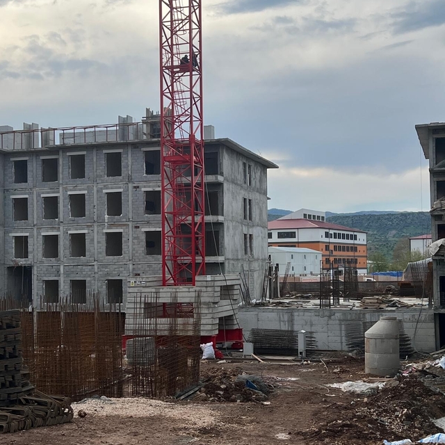 Ücretlerini alamadıklarını iddia eden işçiler kule vince çıktı
