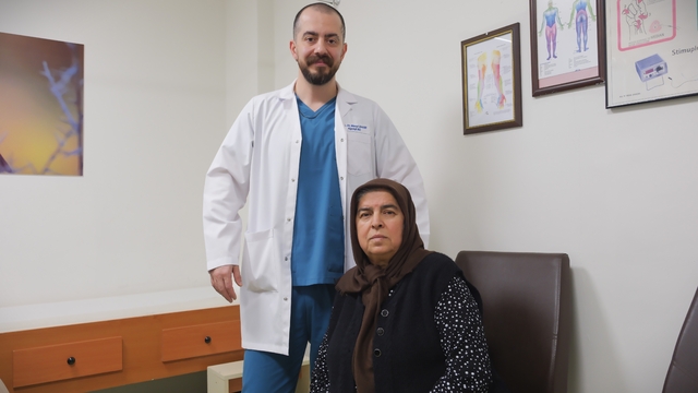 Çözüm bulamadığı bel ağrısından hastanede takılan pille kurtuldu