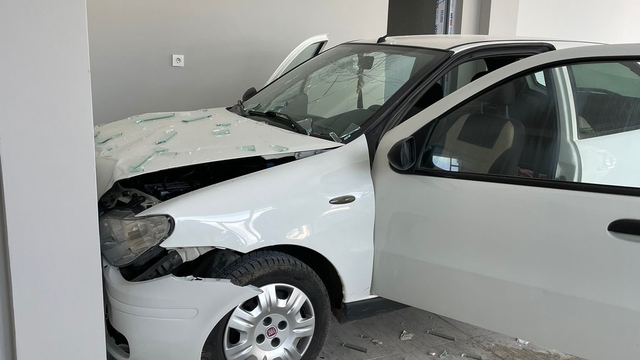 Osmaniye'de  kontrolden çıkan otomobil dükkana girdi: 1 yaralı