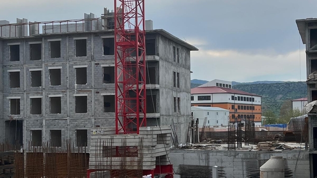 Ücretlerini alamadıklarını iddia eden işçiler kule vince çıktı