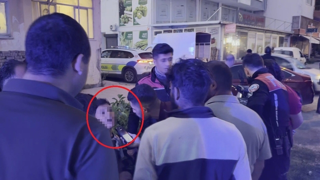 Kazada hafif yaralanan küçük kardeşleri kimse ikna edemedi: Babadan gelen telefonla ambulansa bindiler
Kaza yaptıkları elektrikli bisikleti bırakmak istemeyen 3 ve 7 yaşındaki kardeşler, telefondan seslenen babalarının sözüyle ambulansa bindiler