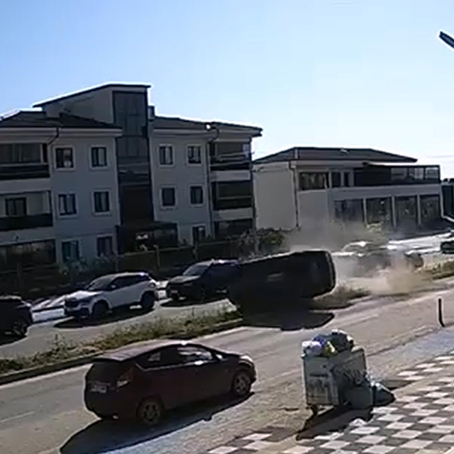Otomobilin, başka bir araca çarpıp taklalar attığı kaza kamerada: 2'si çocu...