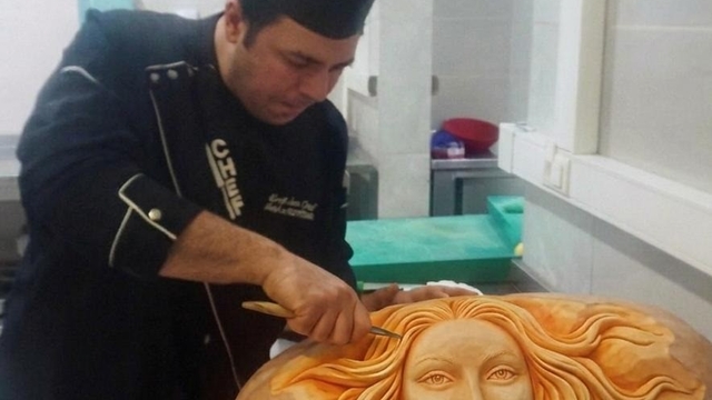 Karpuz ve bal kabağıyla mutfağı sanat atölyesine çeviriyor
