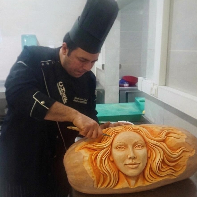 Karpuz ve bal kabağıyla mutfağı sanat atölyesine çeviriyor