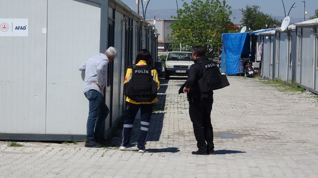Malatya'da kendini konteynere kilitleyen genç polisi alarma geçirdi
Çelik yelek giydirilen sağlık çalışanı şahsı ikna etmek için dil döktü
