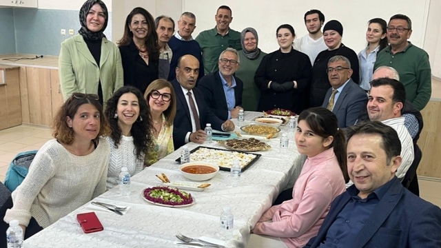 Tavşanlı Halk Eğitimi Merkezi'nden uluslararası tanıtım atağı
İtalya'dan gelen heyet, ilçedeki eğitim kurumlarında incelemelerde bulundu, Türk meslektaşlarıyla bir araya geldi
CPIA Palermo Direktörü Fabio Pipito
"Dünya savaşın gölgesindeyken biz kardeşliği gördük"