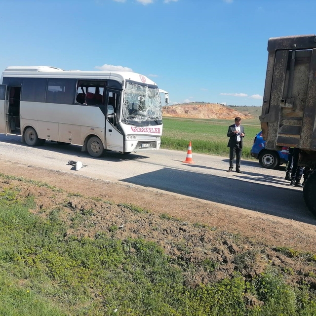 Midibüsün kamyona arkadan çarptığı kazada 3 kişi yaralandı