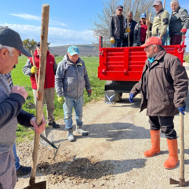 Tokat'ta köy halkı el ele vererek 5 kilometrelik yolu yeniledi
