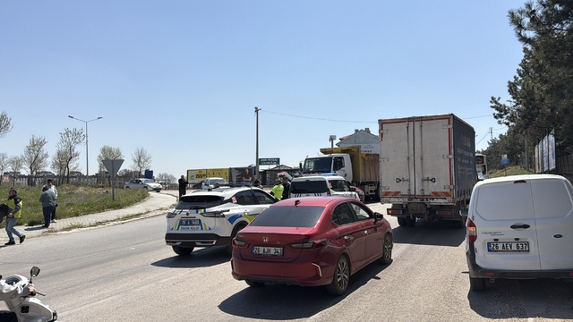 Eskişehir'de kamyonun sürüklediği araçtaki 3 kişi yaralandı
