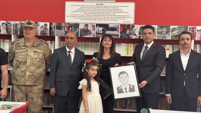 Silah arkadaşları Şehit Astsubay Mehmet Gündüz'ün adını kütüphanede yaşatıyor
Şehadetinin yıl dönümünde şehit astsubay adına kütüphane açıldı
