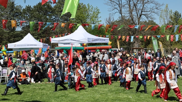 Kocasinan'da bayram havasında geleneksel değerlerle renklenen çocuk şenliği
Başkan Çolakbayrakdar, "Evlatlarımızın geleceği için her zaman yanındayız"