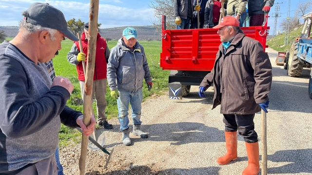 Tokat'ta köy halkı el ele vererek 5 kilometrelik yolu yeniledi