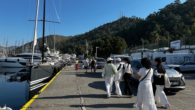Dev yolcu gemisi Marmaris Limanı'na demirledi