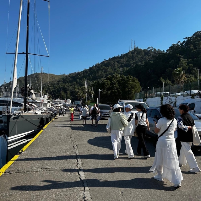 Dev yolcu gemisi Marmaris Limanı'na demirledi