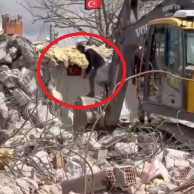 İş makinesi operatörünün Türk bayrağı hassasiyeti kamerada