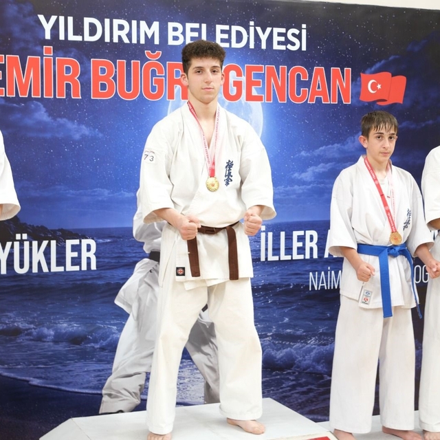 Yıldırımlı karatecilerden madalya yağmuru