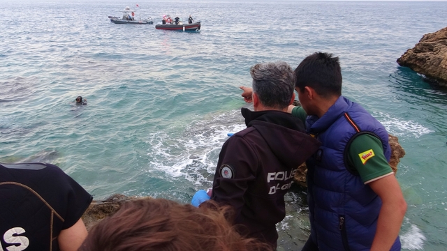 Antalya'da boğularak hayatını kaybeden gencin kimliği parmak izinden belirlendi
Kıyafetleri ile girdiği denizde 10 metre açıkta boğuldu