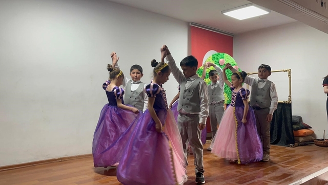 Kars'ta miniklerden büyük performans: Köy ilkokulu öğrencileri sahnede göz doldurdu