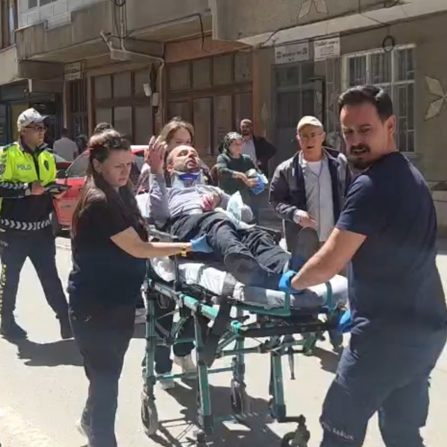 Yayaya çarpmamak için manevra yaptı, motosikleti devrilince yaralandı