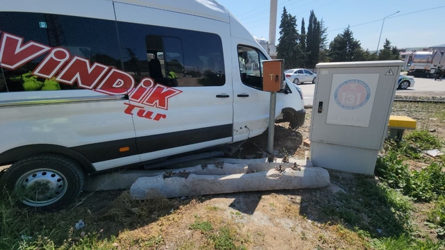 Amasya'da minibüsün otobüs durağını teğet geçtiği kaza kamerada
