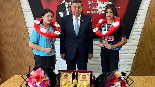 Havzalı sporcular bilek güreşi şampiyonasından madalyalarla döndü