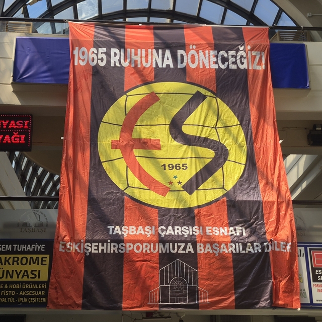 Taşbaşı esnafından Eskişehirspor'a bayraklarla destek