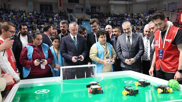 Başkan Büyükakın ve Kocaelisporlu futbolcular "robot futbolu" oynadı
Kocaeli'de 2 milyon lira ödüllü dev yarışma başladı