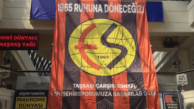 Taşbaşı esnafından Eskişehirspor'a bayraklarla destek