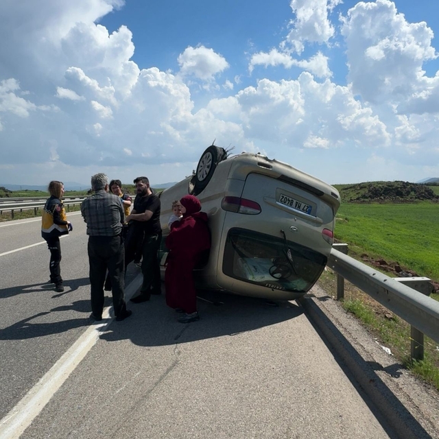 Gaziantep'te lastiği patlayan minibüs takla attı