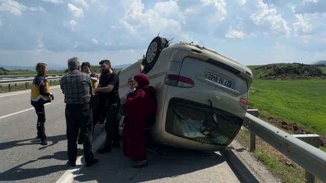 Gaziantep'te lastiği patlayan minibüs takla attı