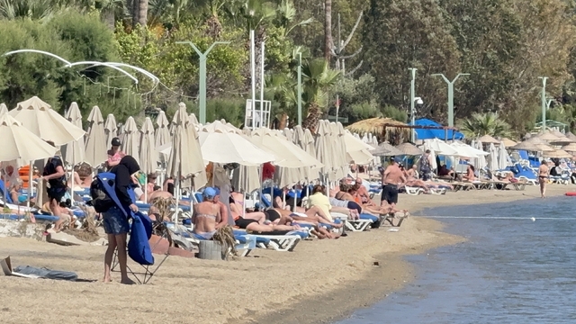 Bodrum'da yazdan kalma günler: Sahiller dolup taştı, kruvaziyerle 274 turist geldi
