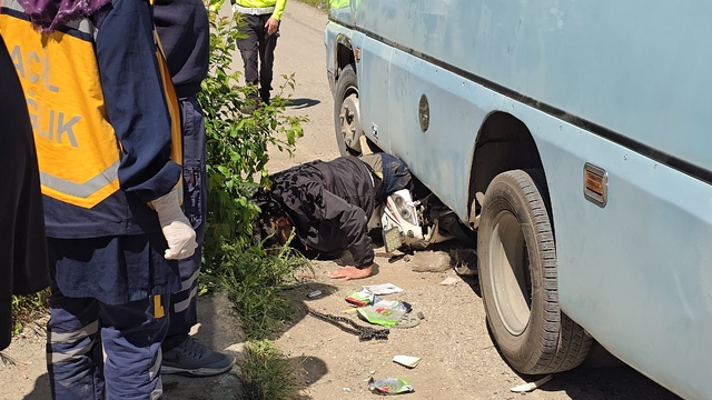Minibüsün altında can pazarı: Motosikletliyi ekipler zamanla yarışarak kurtardı
Forklift destekli kurtarma operasyonu: Minibüsün altındaki sürücü böyle kurtarıldı