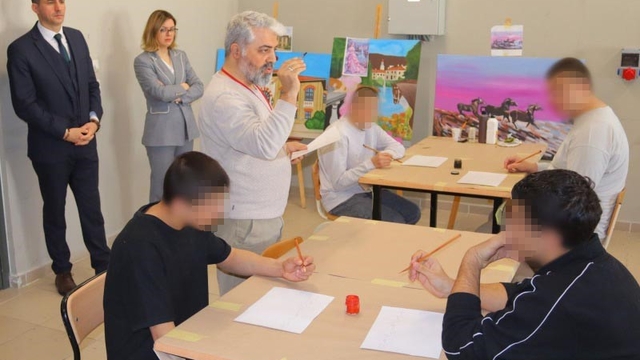 Çocuk ve genç mahkumlara hat sanatı süsleme çalışmaları tanıtıldı