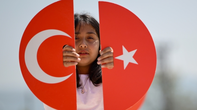 Düzce'de olumsuz hava koşulları nedeniyle ertelenen 23 Nisan töreni gerçekleştirildi