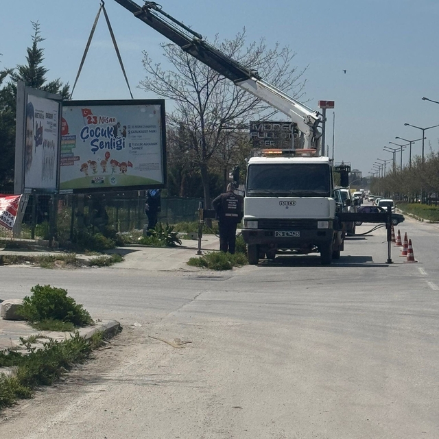 Başkan Tunç'tan Büyükşehir'e 'billboard' tepkisi: "Bu zararı kim karşılayac...