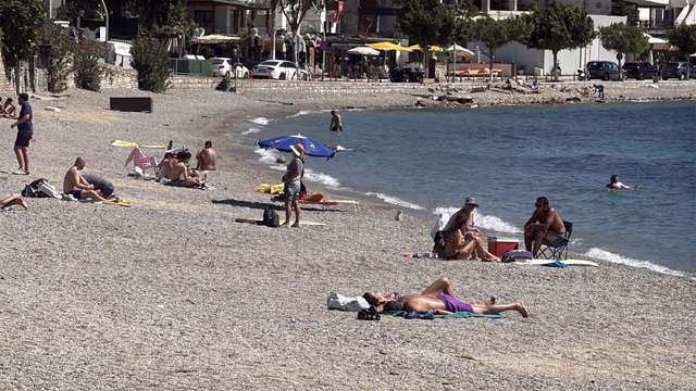 Bodrum'da sıcak havayı fırsat bilenler sahilleri doldurdu