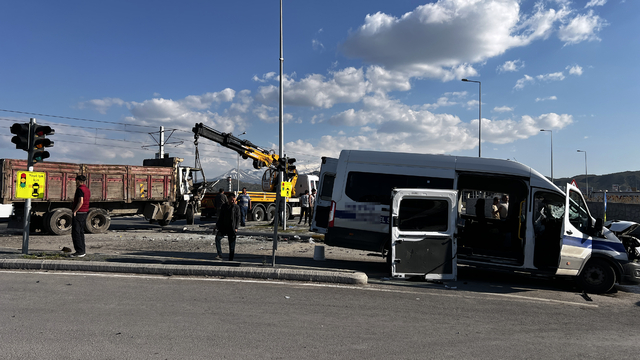 Kayseri'de işçi servis minibüsüyle kamyon çarpıştı: 8 yaralı