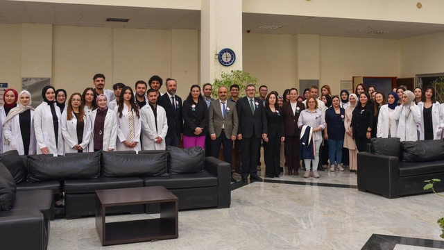 Bilecik'te Eczane Hizmetleri Programı öğrencileri önlük giydi