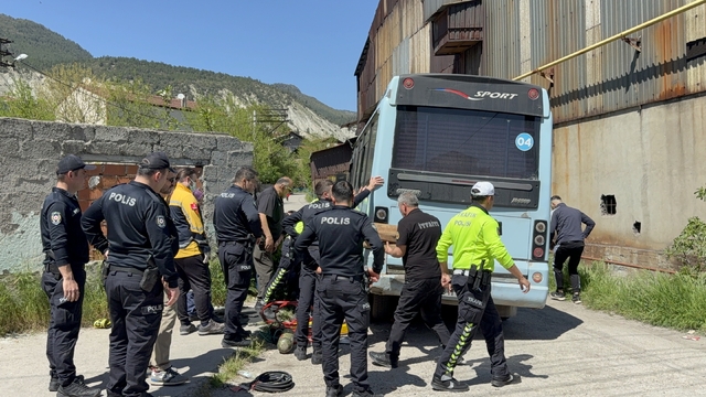Karabük'te minibüsün altında kalan motosikletin sürücüsü yaralandı
