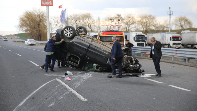 Erzurum'da hafif ticari aracın otomobile çarpması sonucu 4 kişi yaralandı
